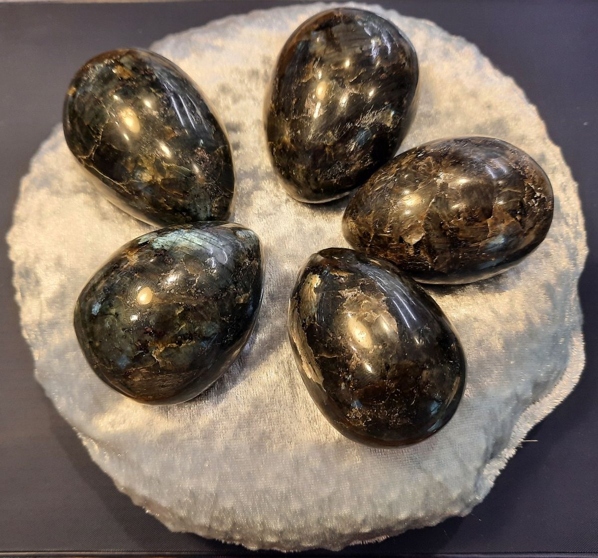 Larvikitt (eng. larvikite), slipt til egg