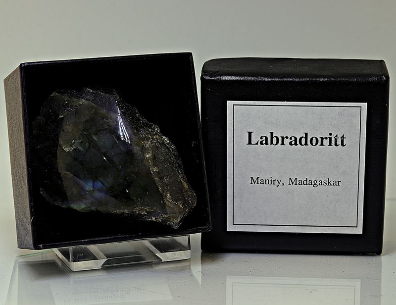 Labradoritt, ensidig slipt, 3,5 - 4,5 cm, i gaveeske