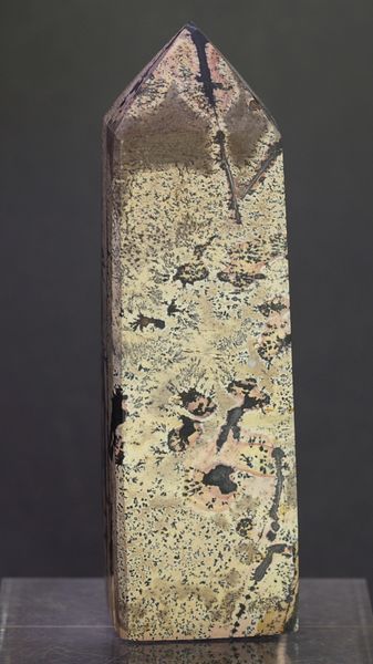 Hovedbilde Obelisk/tårn av slipt dendrittisk kalkstein