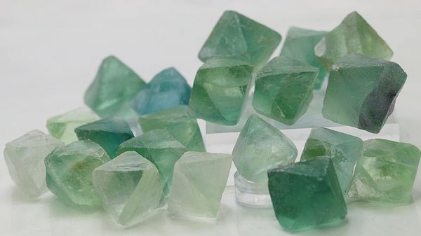 Hovedbilde Fluorittoktaeder, spaltestykke (10-20 mm)