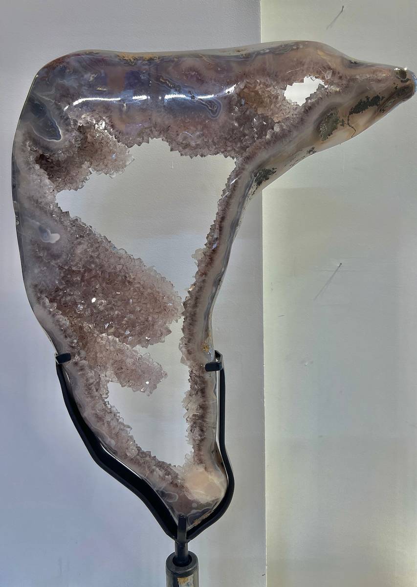 Ametystkrystallring med polert agatskorpe på metallstativ